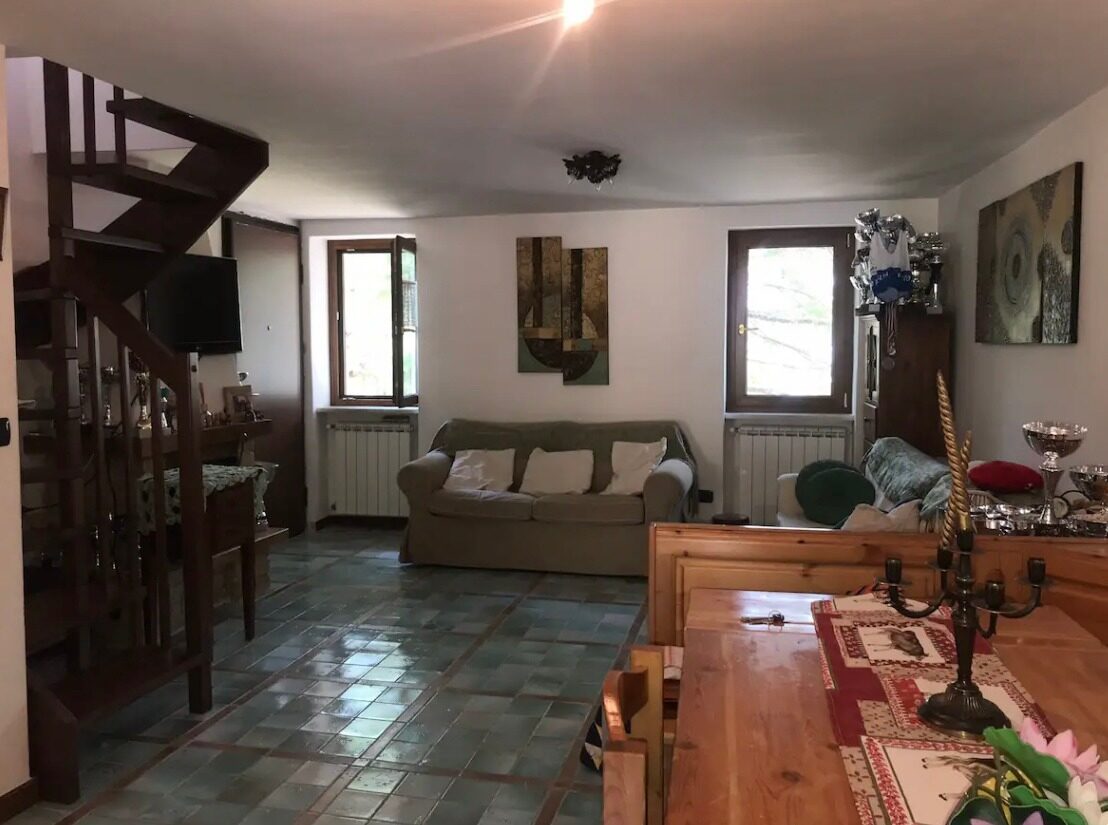 Zona living con divano letto e camino